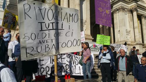 Salva Banche, risparmiatori in piazza: "Renzi, vogliamo indietro i nostri soldi" 11