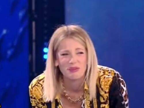 Isola dei Famosi, Striscia scherza sulla Marcuzzi: "Prima della diretta aveva bevuto"