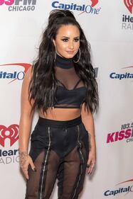 Demi Lovato sensuale in piscina 3