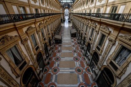 Coronavirus, a Milano la Galleria Vittorio Emanuele è deserta 4