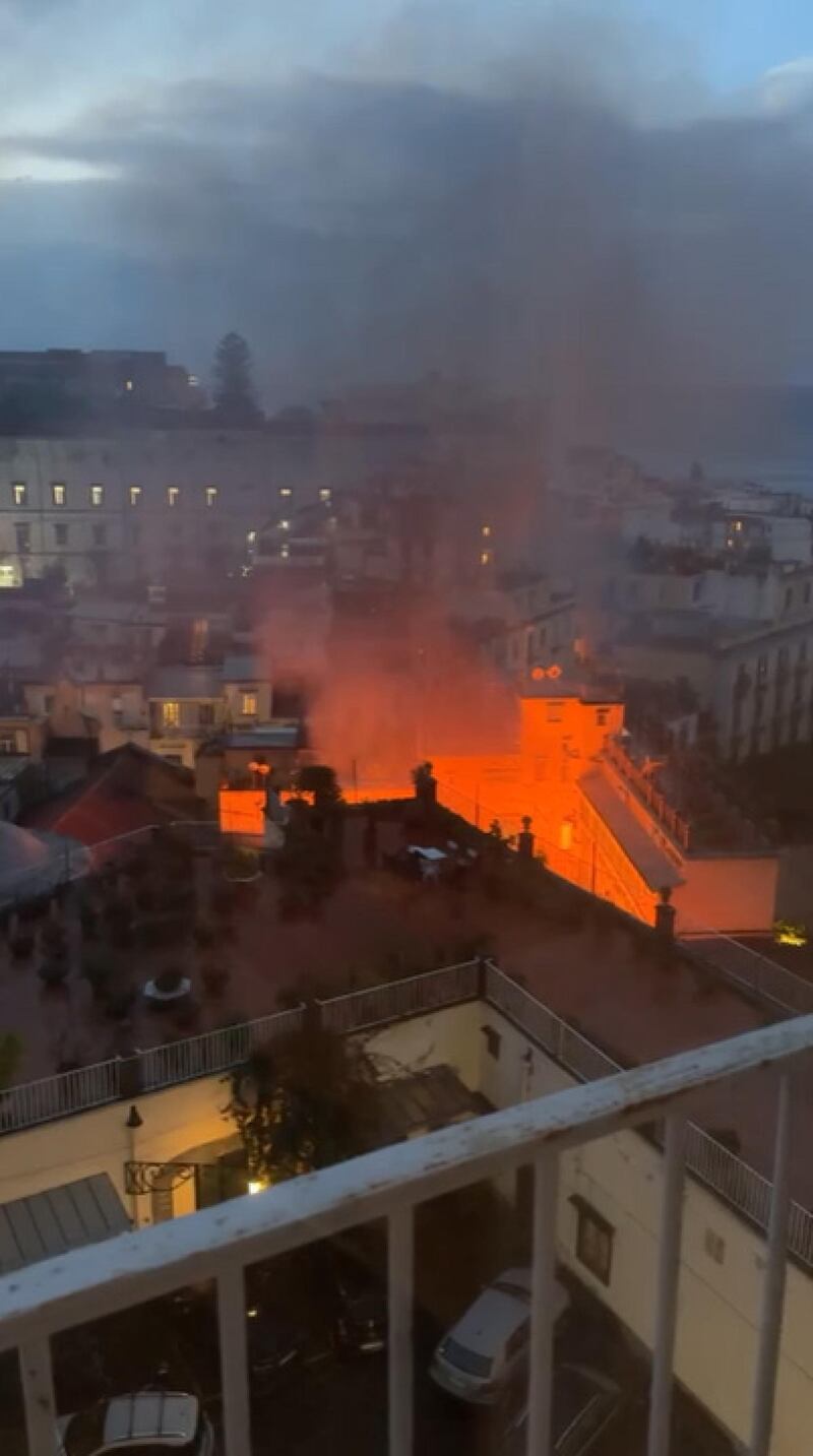 Incendio nel cuore di Napoli, in fiamme il teatro Sannazzaro 4