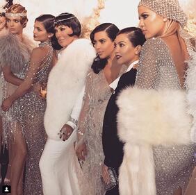 Kim Kardashian e sorelle festeggiano i 60 anni della mamma 17