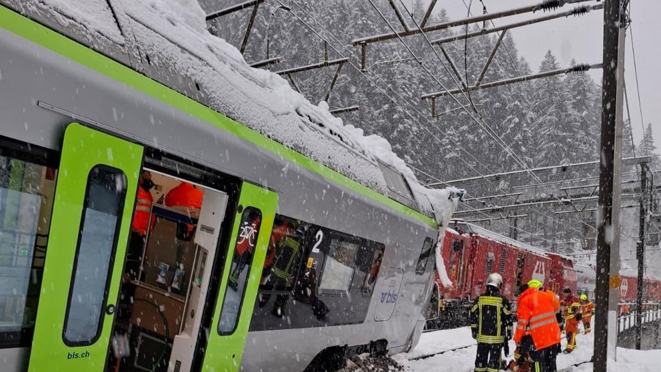 Svizzera, treno deraglia per una valanga: a bordo 29 persone, 5 feriti