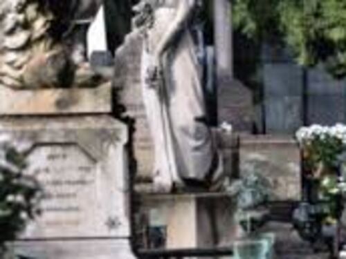 Servizio fotografico hard nel cimitero: denunciate tre persone