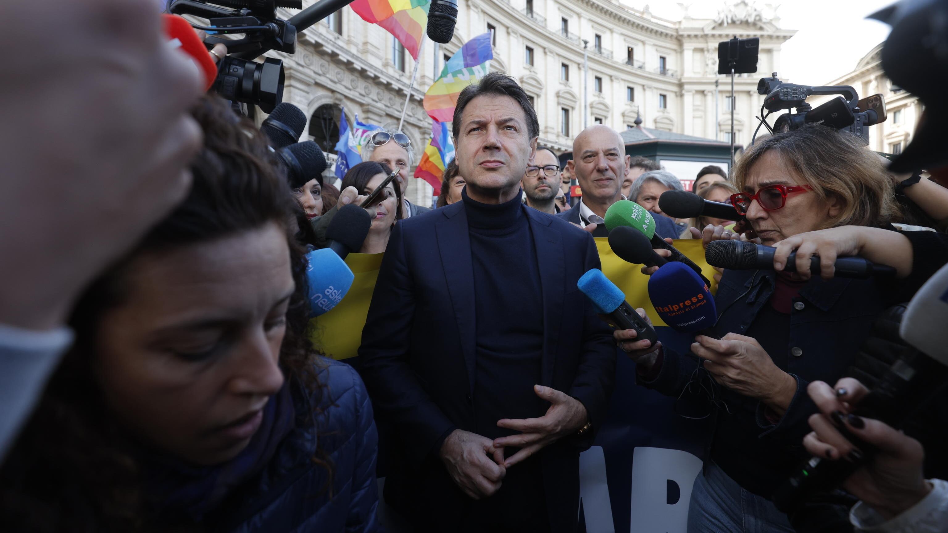 Conte tra "Bella ciao" e pacifismo: "No all'invio di armi all'Ucraina"