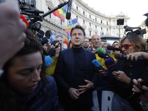 Conte tra "Bella ciao" e pacifismo: "No all'invio di armi all'Ucraina"