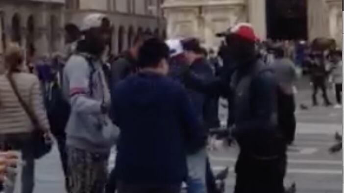 Turisti accerchiati in piazza Duomo: così immigrati estorcono denaro