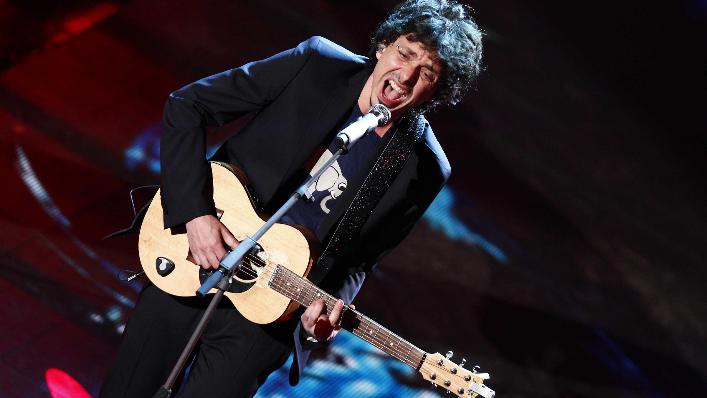 Sinigallia a casa: "La sua canzone non è inedita". Lui: "Non ricorro"