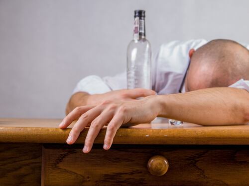 Abuso di alcol, ansia e depressione: così si insinua il Covid