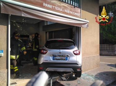 Nel Varesotto, auto finisce in una panetteria 1
