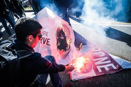 Manifesti elettorali del centrodestra bruciati e roghi lungo il corteo degli studenti a Torino 3
