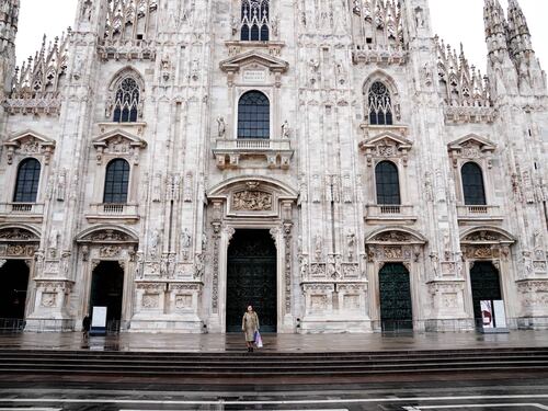 Scorte al supermercato prima del "coprifuoco". Stop ai turisti in Duomo