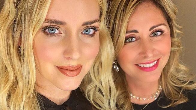 Chiara Ferragni posa con la mamma, i fan restano spiazzati