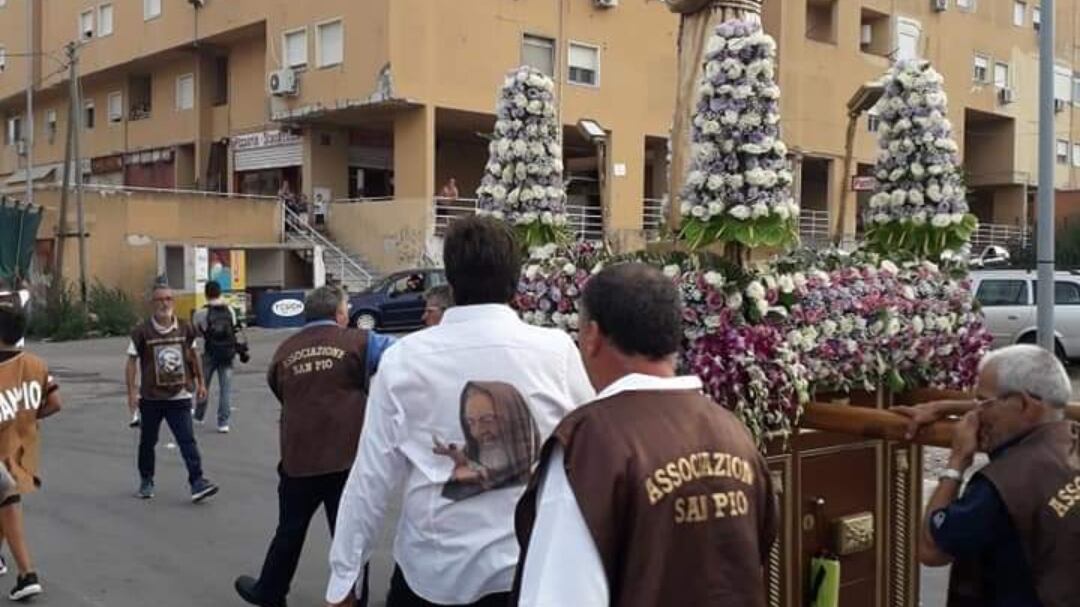 Palermo, il simulacro di padre Pio si inchina davanti la caserma dei carabinieri