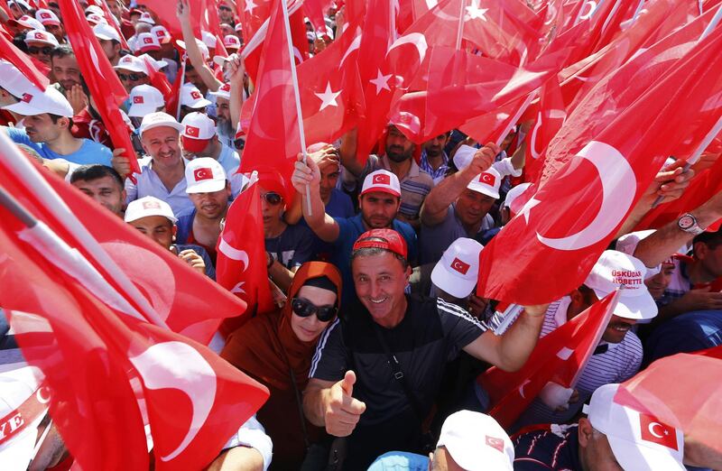 Folla immensa a Istanbul per la manifestazione anti-golpista 12