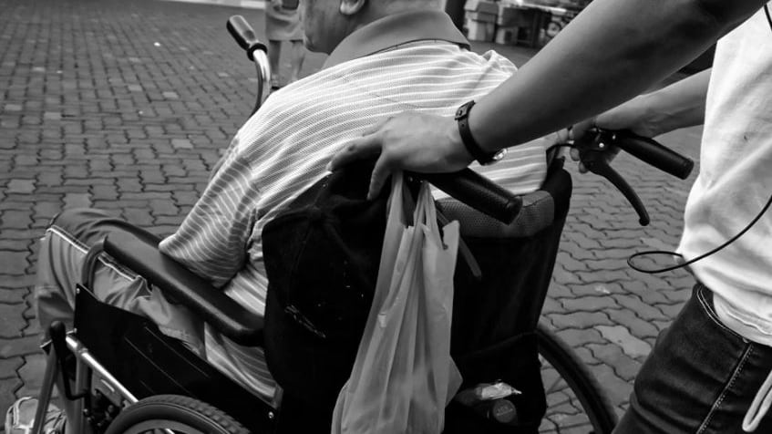 L'antigelo nel bicchiere: così una badante voleva uccidere l'88enne