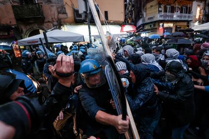 Manifestazione contro il G7 a Napoli 7