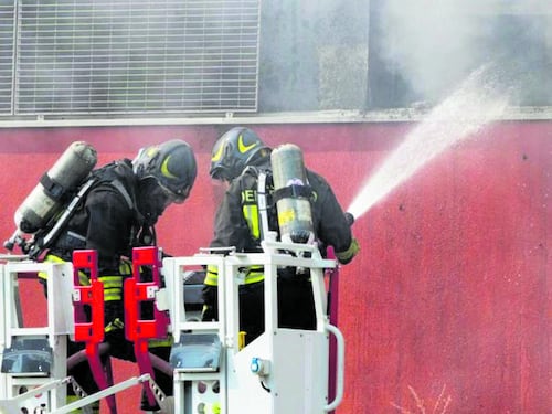 Fiamme a Porta Garibaldi: un uomo viveva nella galleria