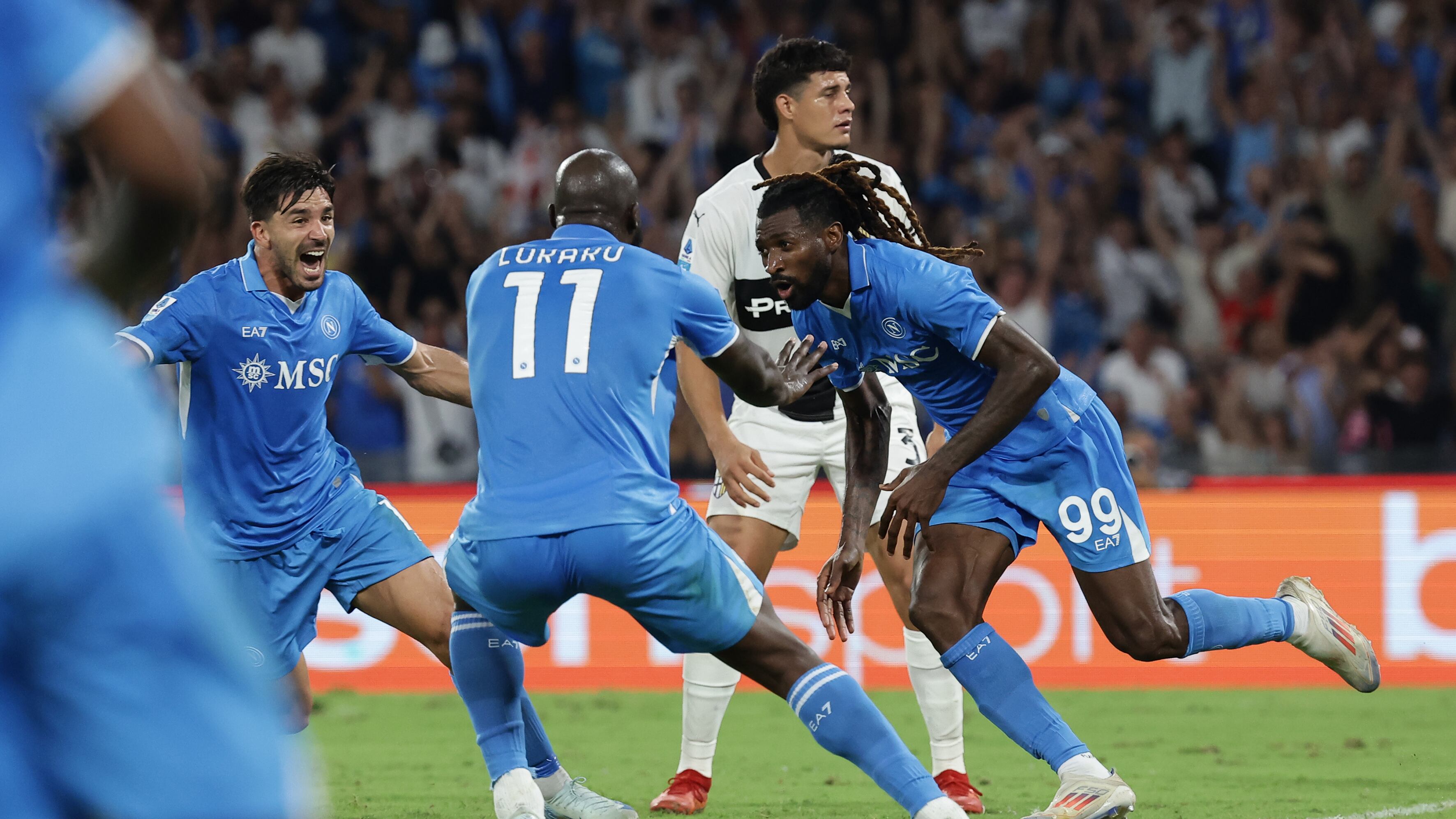 Il Napoli conquista tre punti nel recupero. Il Parma finisce senza portiere