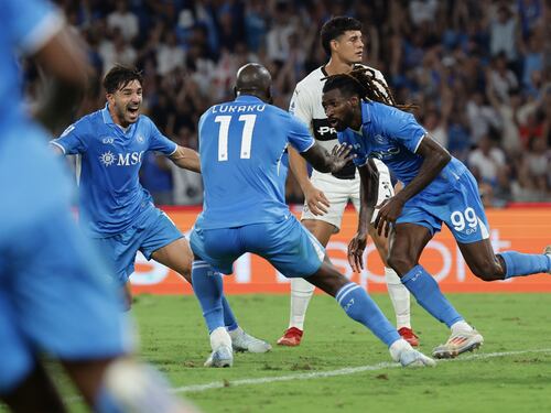 Il Napoli conquista tre punti nel recupero. Il Parma finisce senza portiere