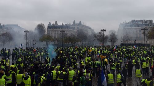I gilet gialli assediano Parigi: ancora scontri con la polizia 10