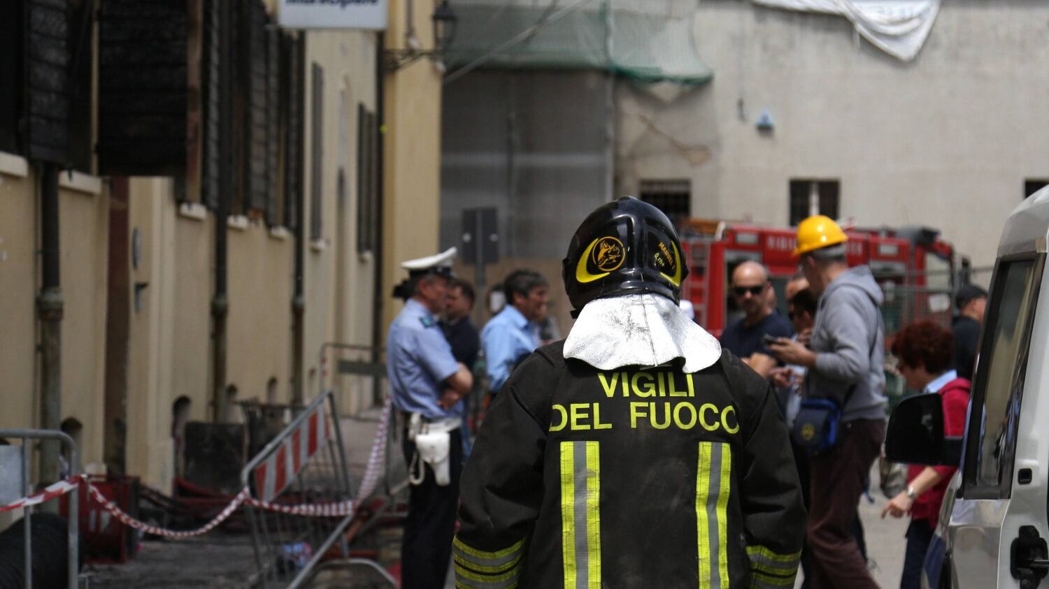 Due donne bruciate Attentatore clandestino irrompe sulle elezioni