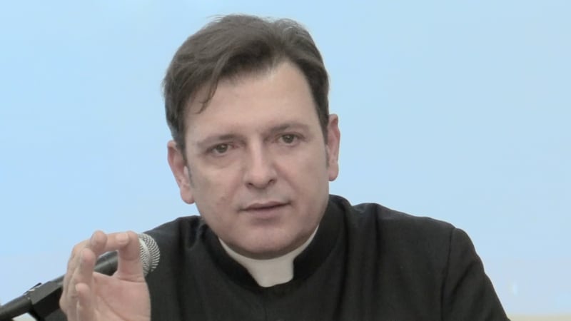 Vaticano, padre Ariel tuona: "Tenere i preti lontano dai soldi"