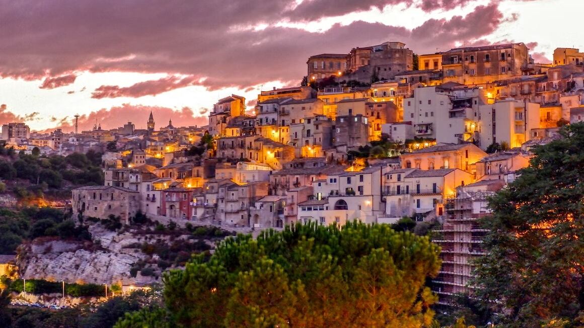 Scaraventata in strada e immobilizzata. Follia dello straniero a Ragusa