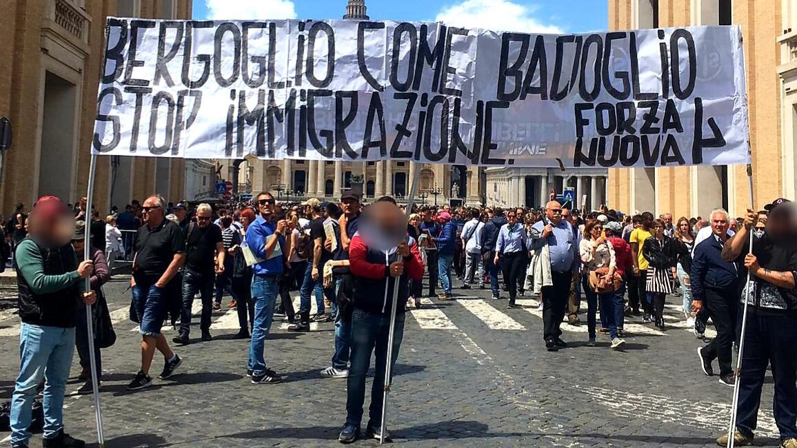 Migranti, blitz di Forza Nuova all'Angelus: "Bergoglio sei come Badoglio"