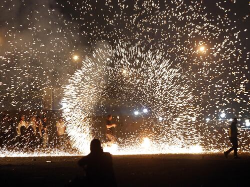 Iran in fiamme. Un capodanno di proteste. Scuole chiuse