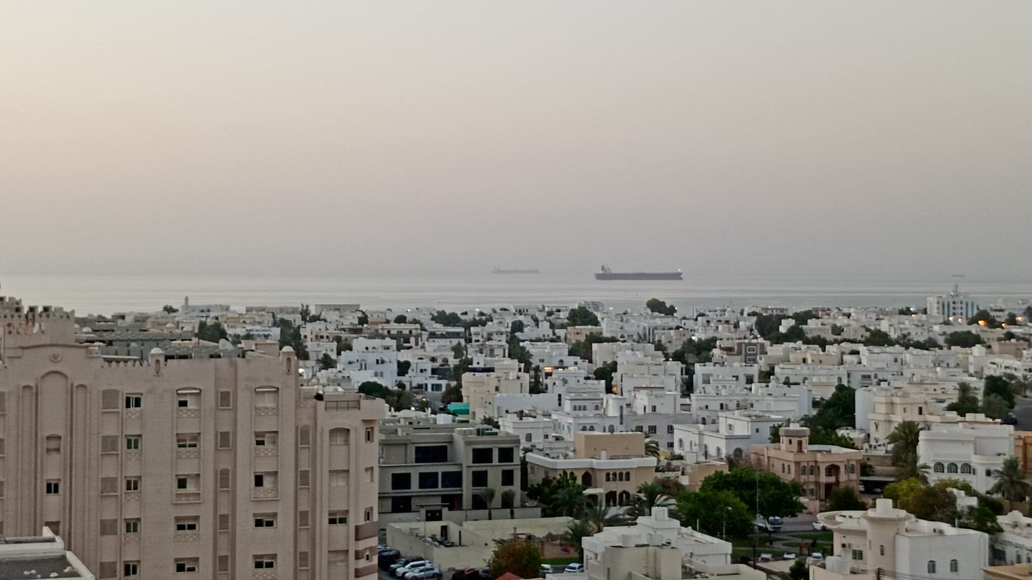 La Svizzera del Medio Oriente sotto assedio: Oman stretto tra Iran, raid e pressioni di Trump