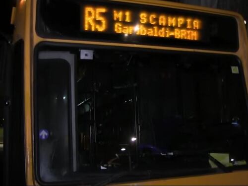 Scampia, ragazzi prendono a sassate bus: un vetro va in frantumi