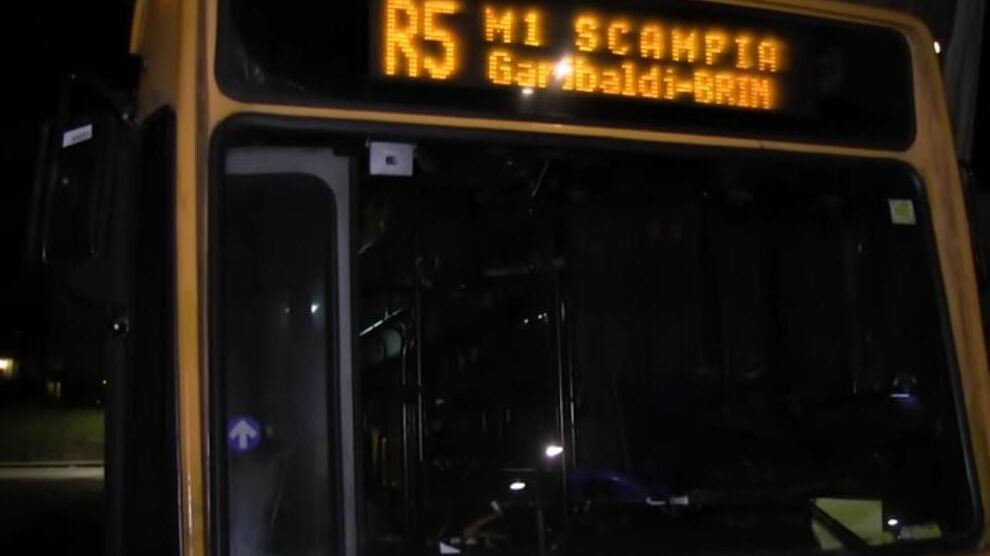 Scampia, ragazzi prendono a sassate bus: un vetro va in frantumi