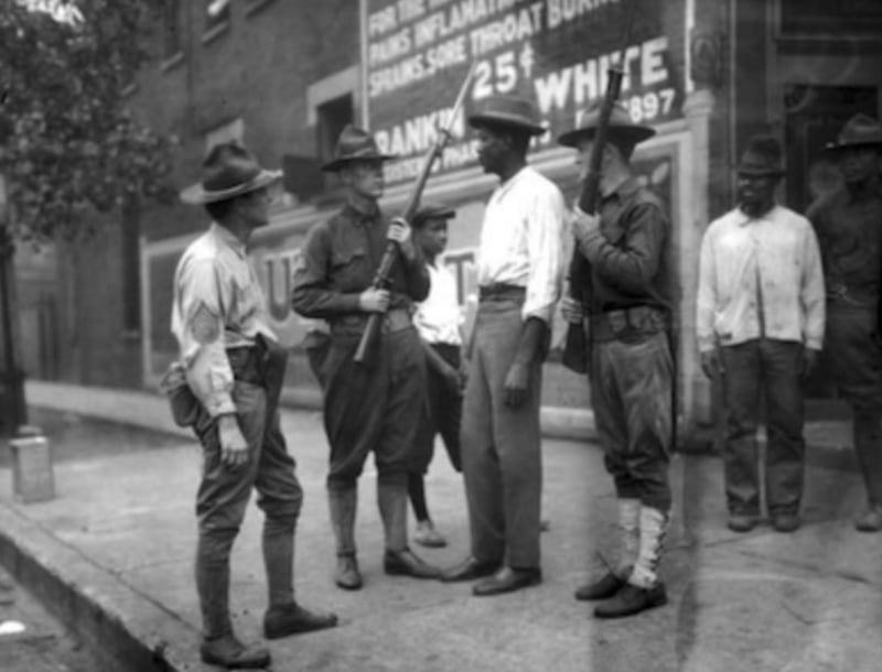 Un afroamericano fermato a Chicago durante la Red Summer del 1919