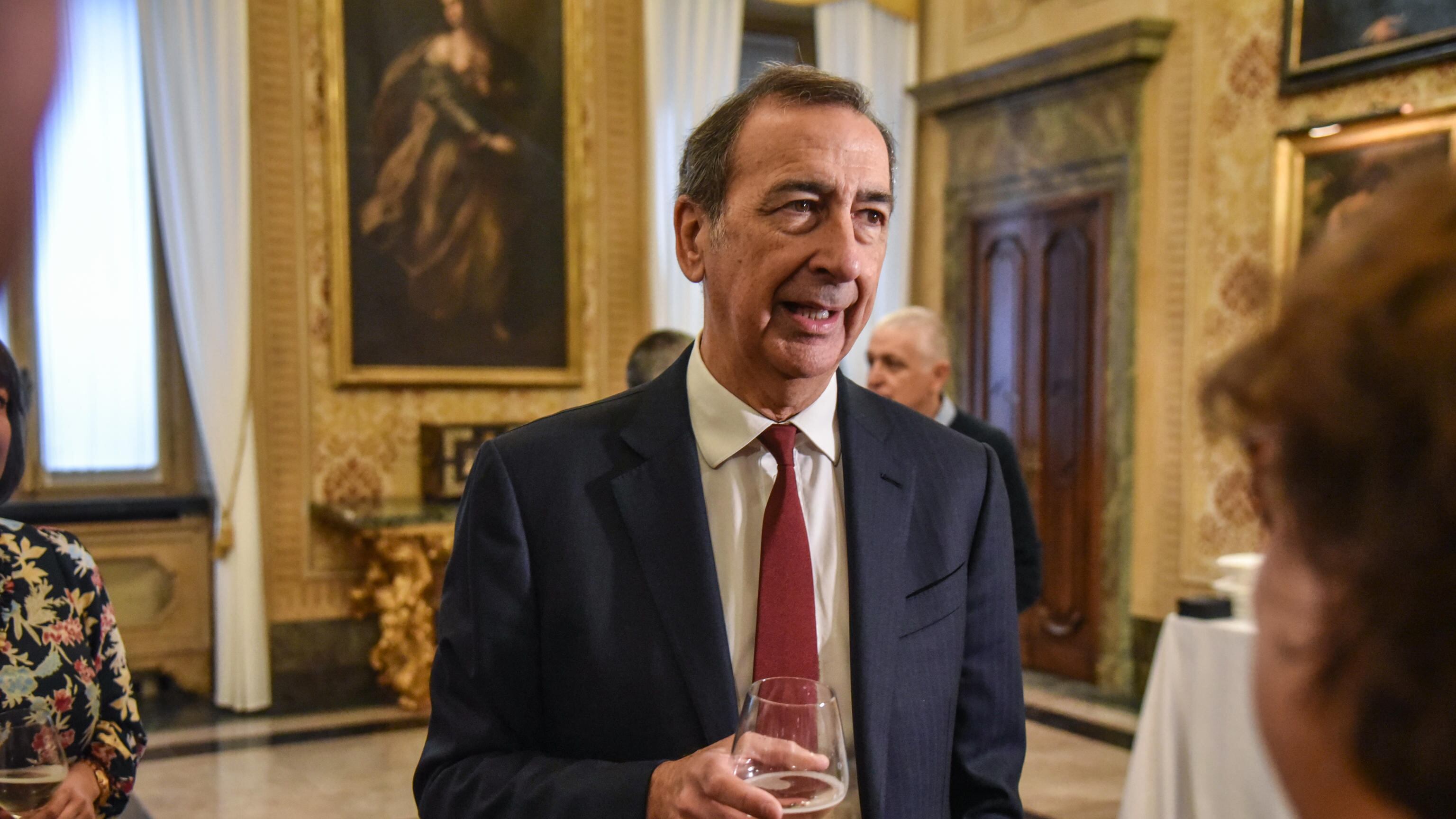 Sala consiglia di fare le scale. E i milanesi si infuriano