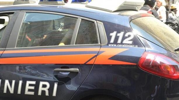 Aggredisce sei carabinieri e accoltella un militare alla testa