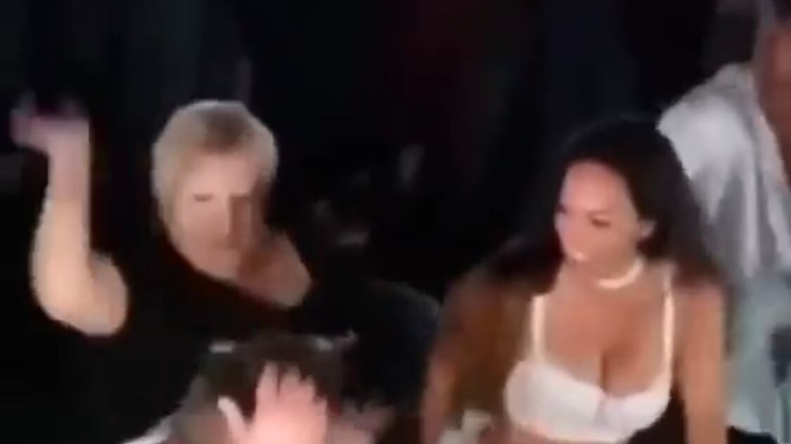 Balla con una donna seminuda. La moglie lo prende a schiaffi - VIDEO