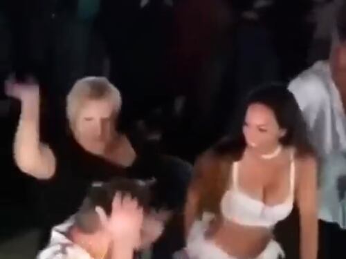 Balla con una donna seminuda. La moglie lo prende a schiaffi - VIDEO