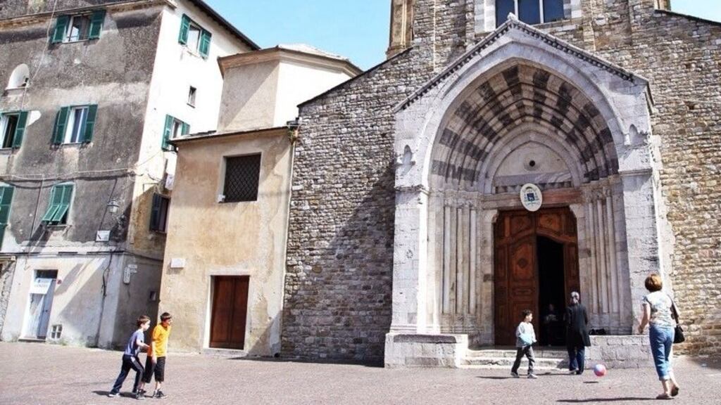 Vuole fare chierichetta, ma il parroco dice no: "Solo maschietti"