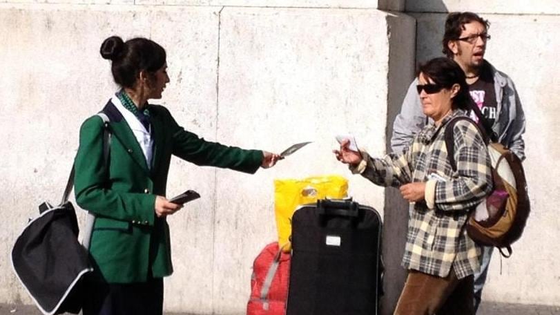Volantini anti treno in stazione «Se voli hai tempo per il relax»