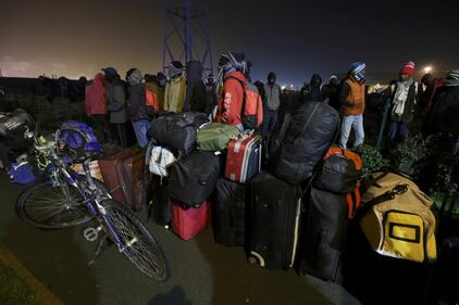 Migranti abbandonano il campo profughi di Calais 9