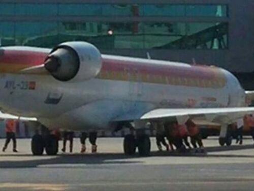 Fiumicino, 11 persone spingono l'aereo per farlo decollare
