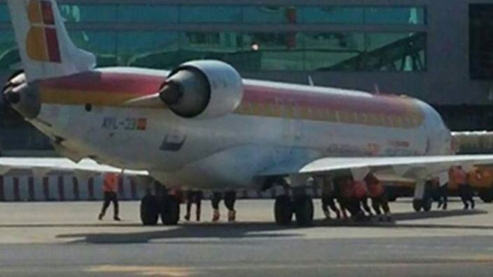 Fiumicino, 11 persone spingono l'aereo per farlo decollare