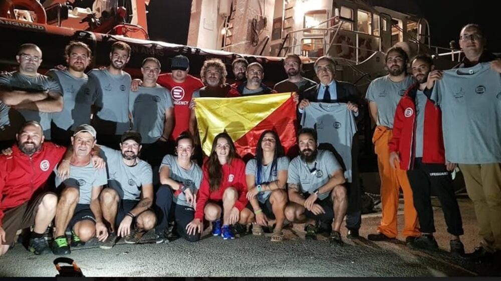 Open Arms a Palermo, Orlando sale a bordo e regala bandiera della città