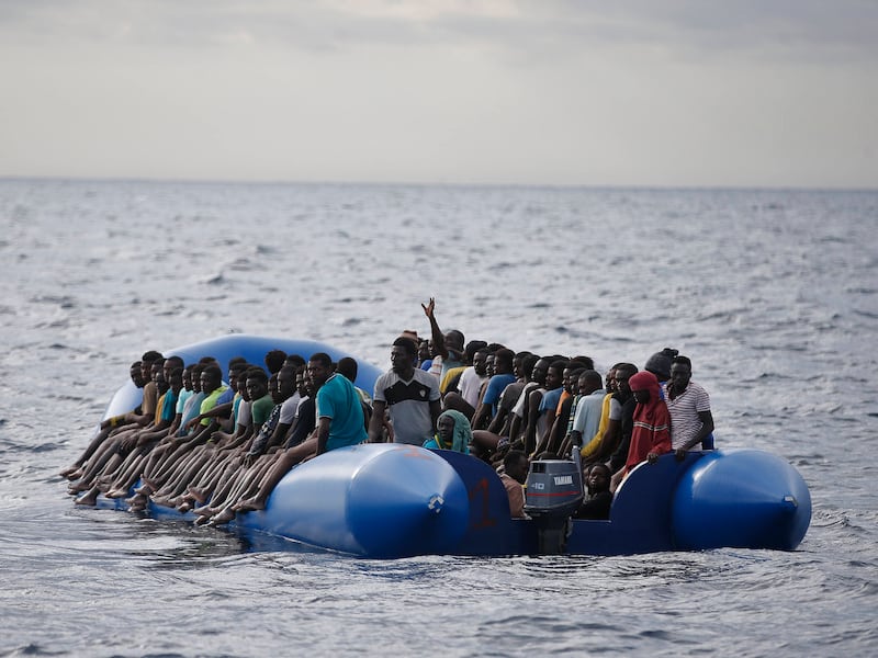 Solidarietà obbligatoria e “tassa” per chi rifiuta la ridistribuzione: ecco come funziona il nuovo Patto europeo sui migranti