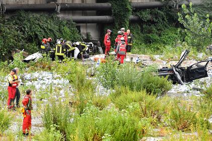 Genova, auto e camion schiacciati dal ponte 1