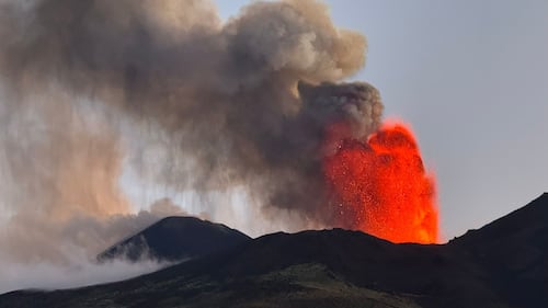 Eruzione dell'Etna: le spettacolari immagini del vulcano  7