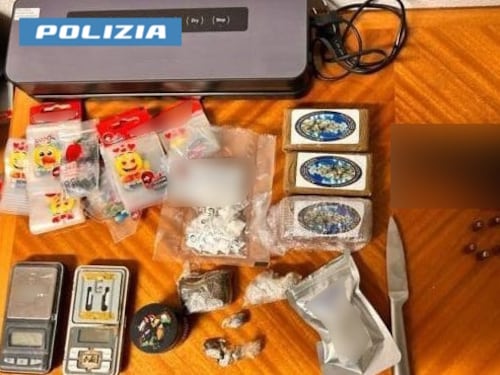 Pizzeria con spaccio, manette al titolare nel Milanese: aveva con sé esplosivi e un taser