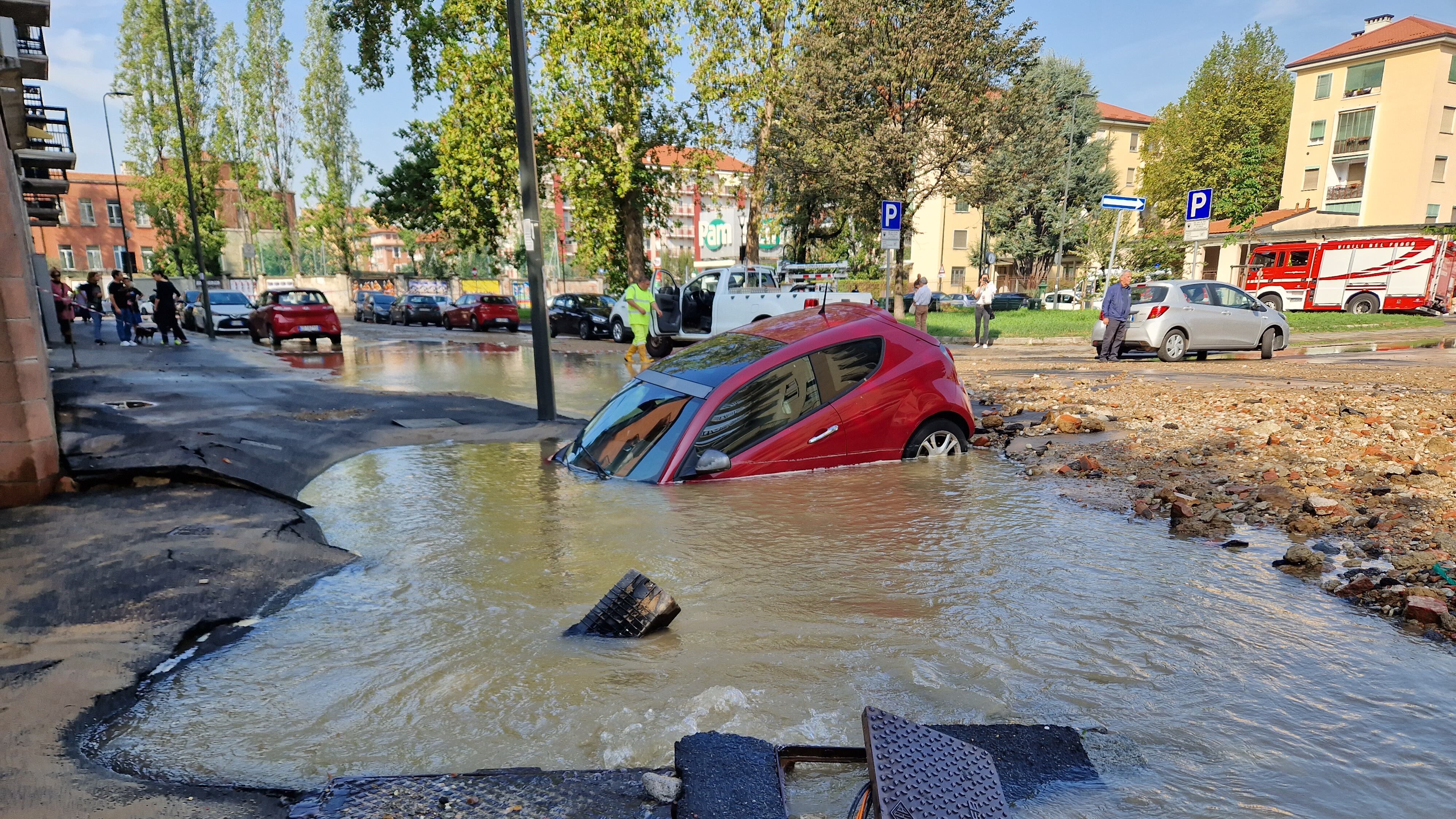 Milano, guasto a una tubatura: auto inghiottita dalla voragine in piazza