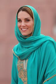 Kate Middleton con il velo, durante la sua visita in Pakistan 3